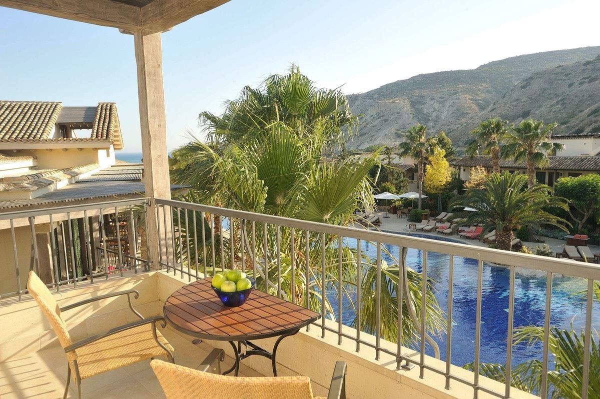 rooms-standard-juniorsuite-poolview