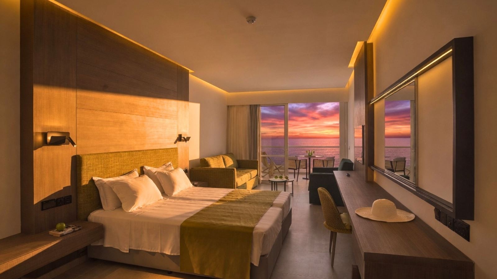 rooms-deluxe-familysuite-seaview-balcony