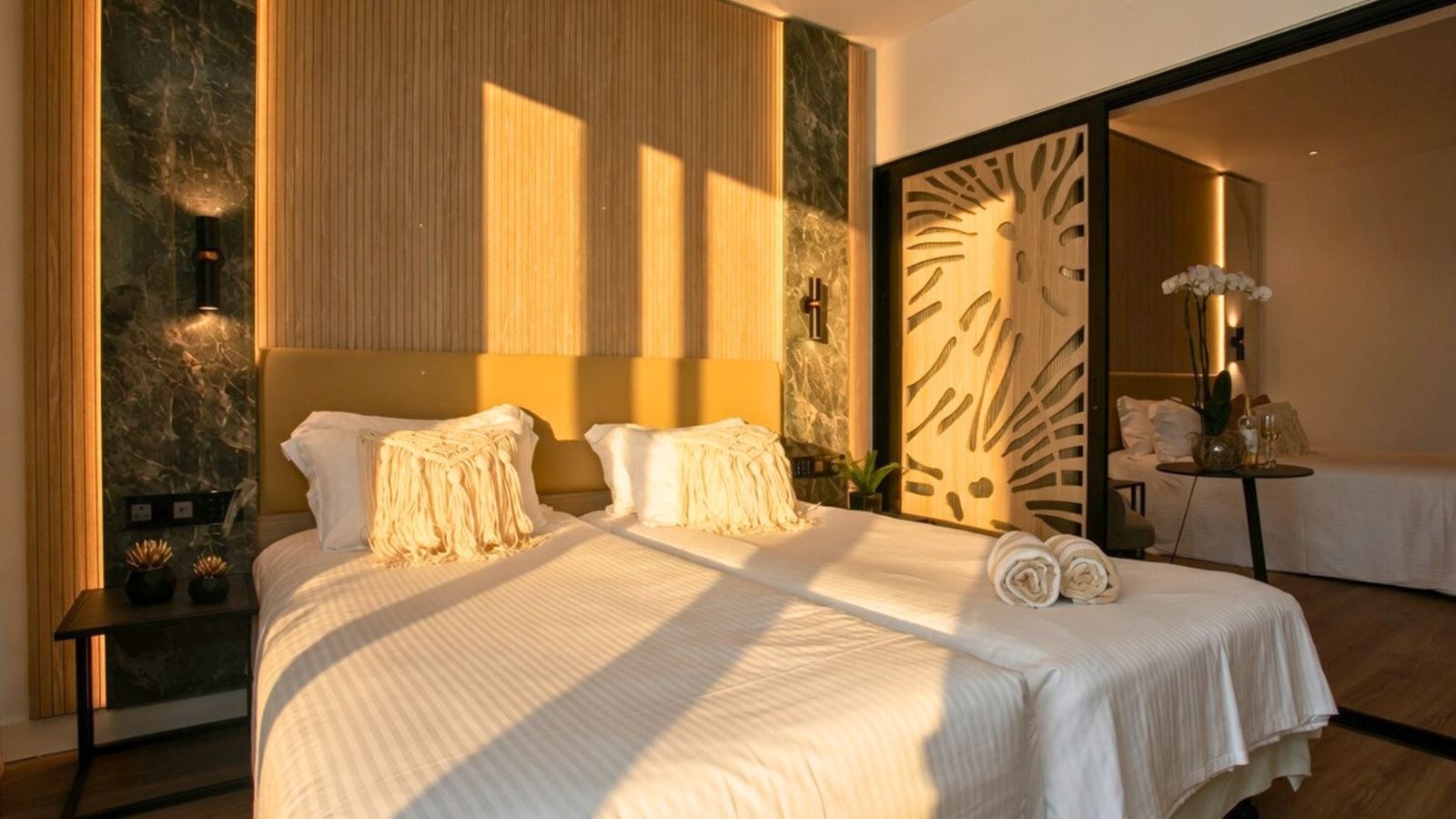 rooms-superior-familyroom-lateralseaview-balcony