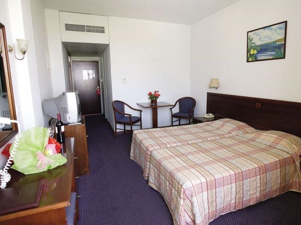 rooms-twin-standard-room-poolview