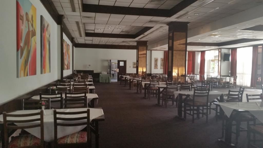 restaurants-restaurant