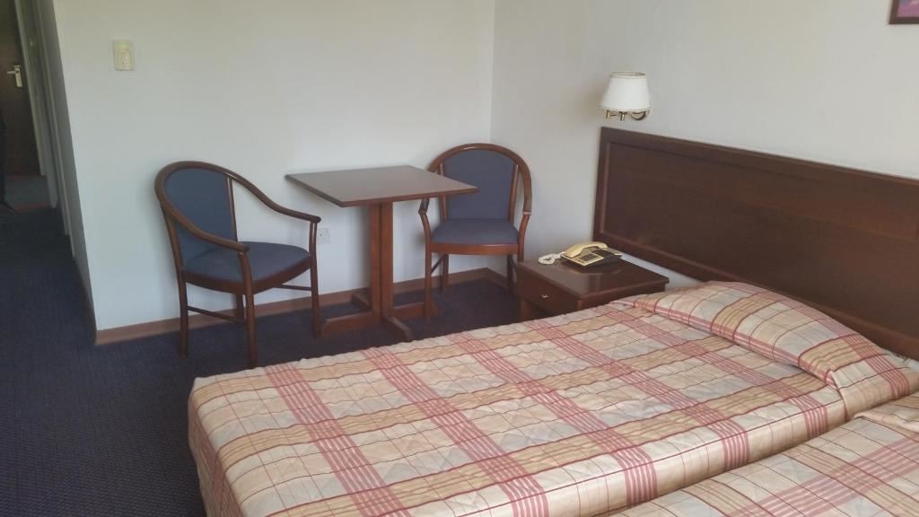 rooms-twin-standard-room