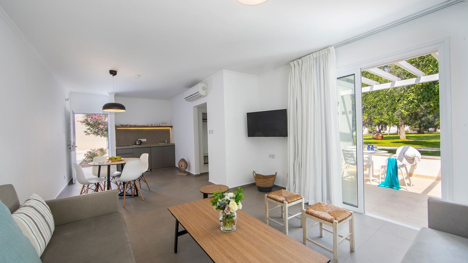 rooms-1-bedroom-superior-apartment-balcony-or-terrace