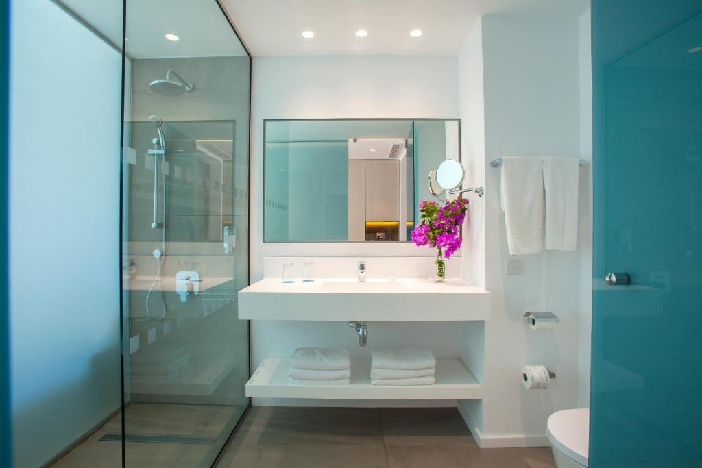 rooms-familysuite-poolview-balcony