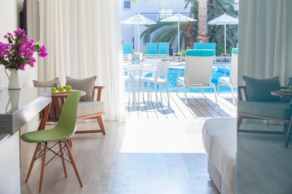 rooms-familysuite-poolview-balcony