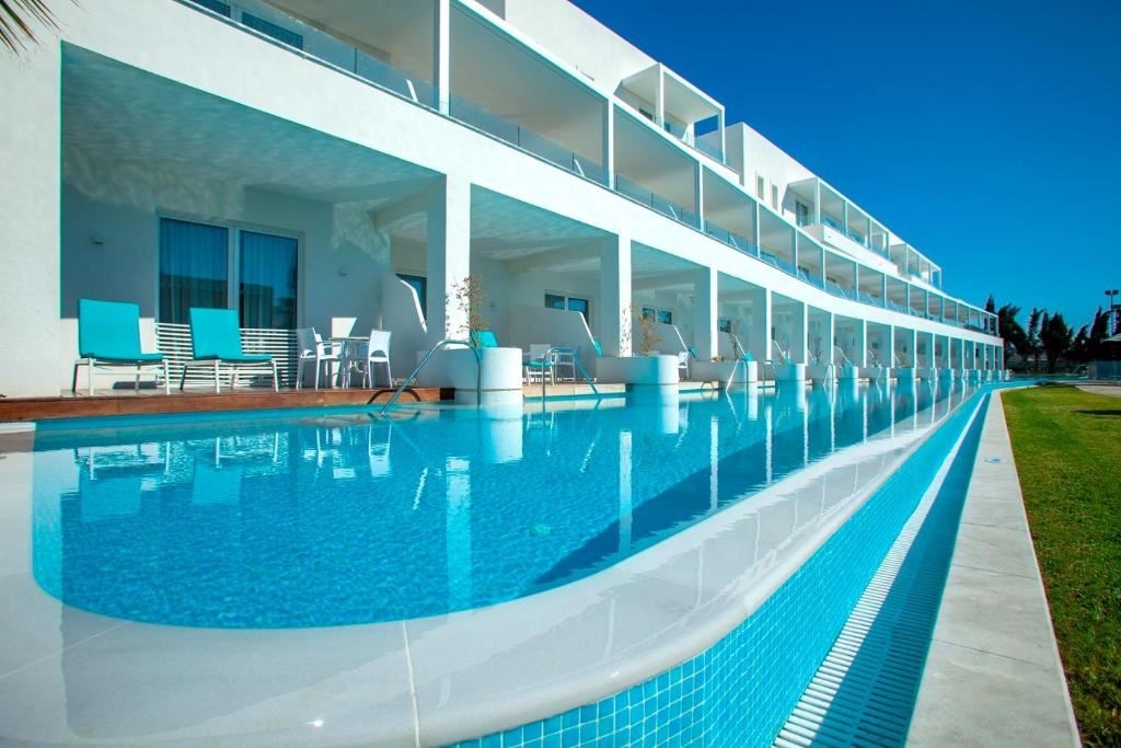 rooms-standard-suite-poolview-swimuppoolterrace