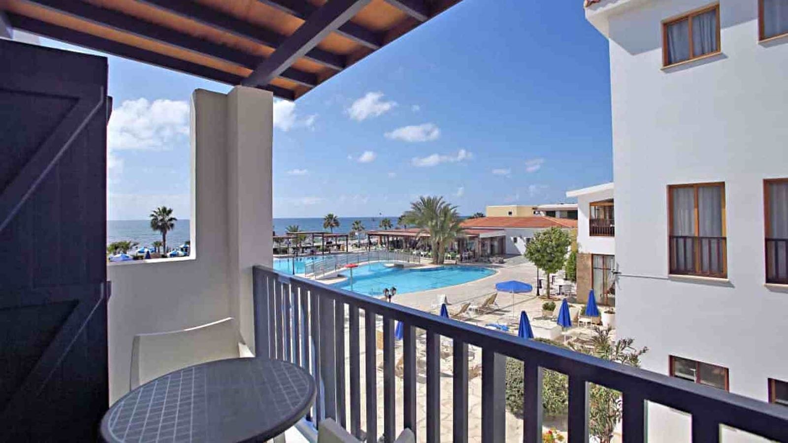 rooms-superior-studio-lateral-sea-view-balcony-or-terrace