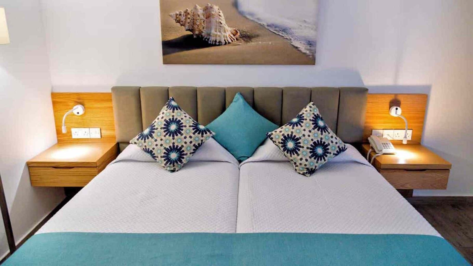 rooms-superior-apartment-balcony-or-terrace