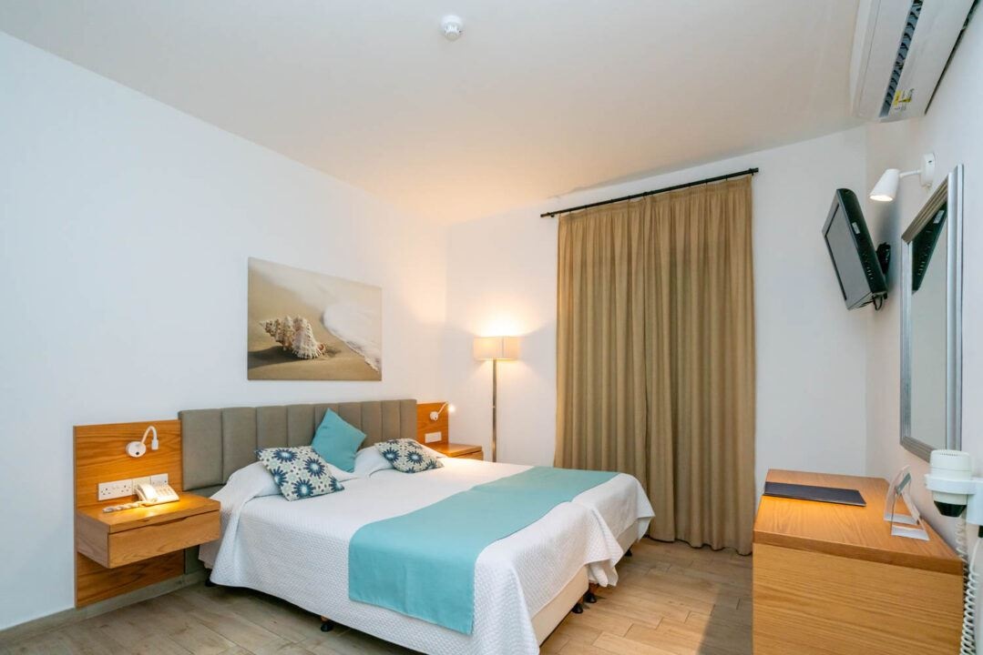 rooms-superior-apartment-balcony-or-terrace