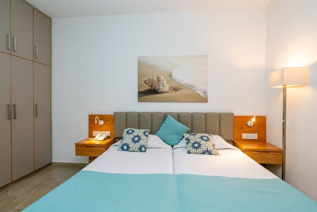 rooms-superior-apartment-balcony-or-terrace