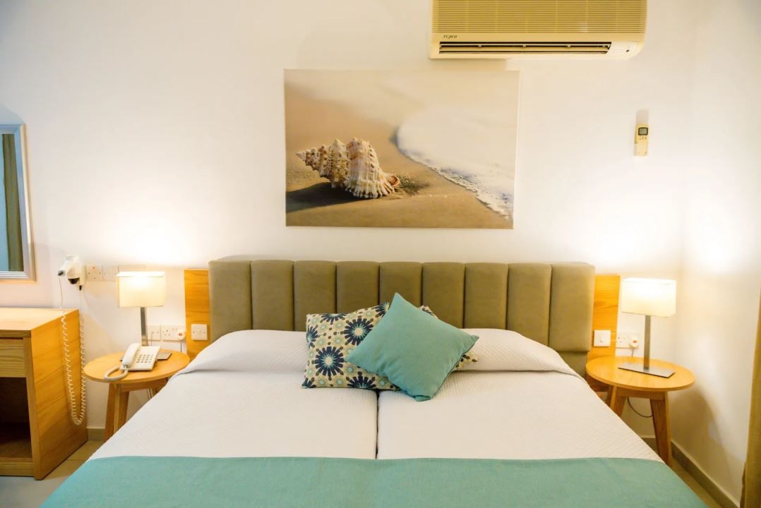 rooms-superior-apartment-lateralseaview-balcony-or-terrace