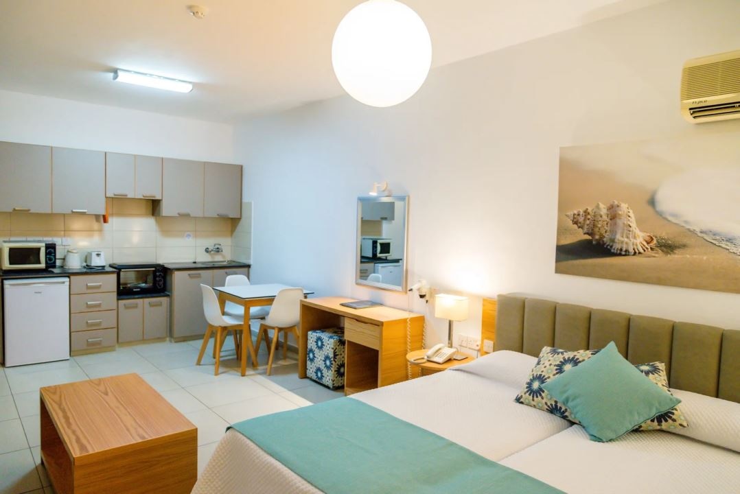 rooms-superior-studio-lateralseaview-balcony-or-terrace