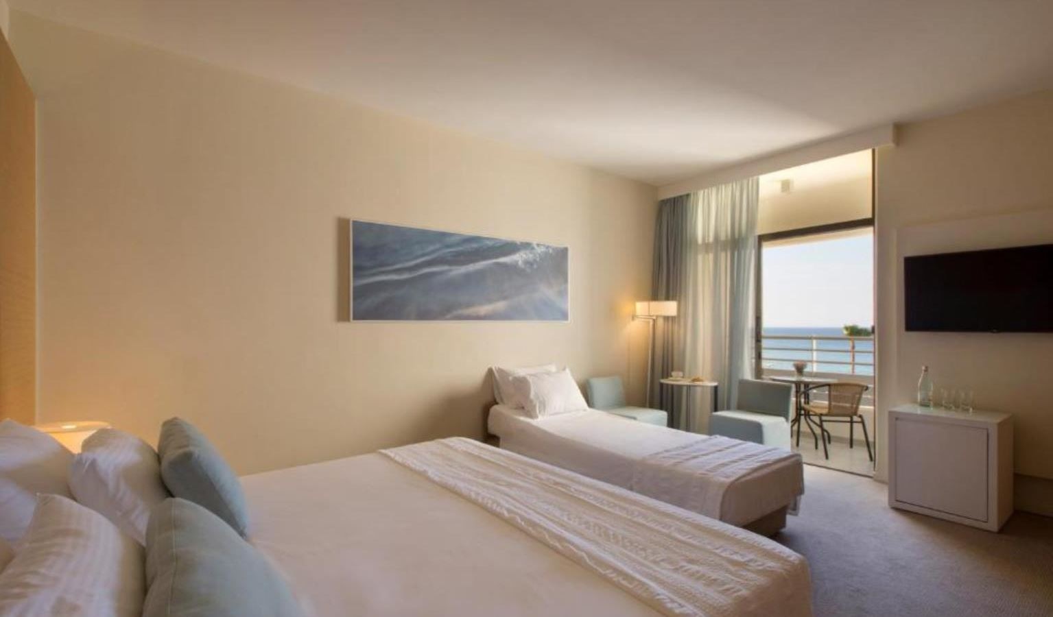 rooms-triple-standard-room-sea-view-balcony