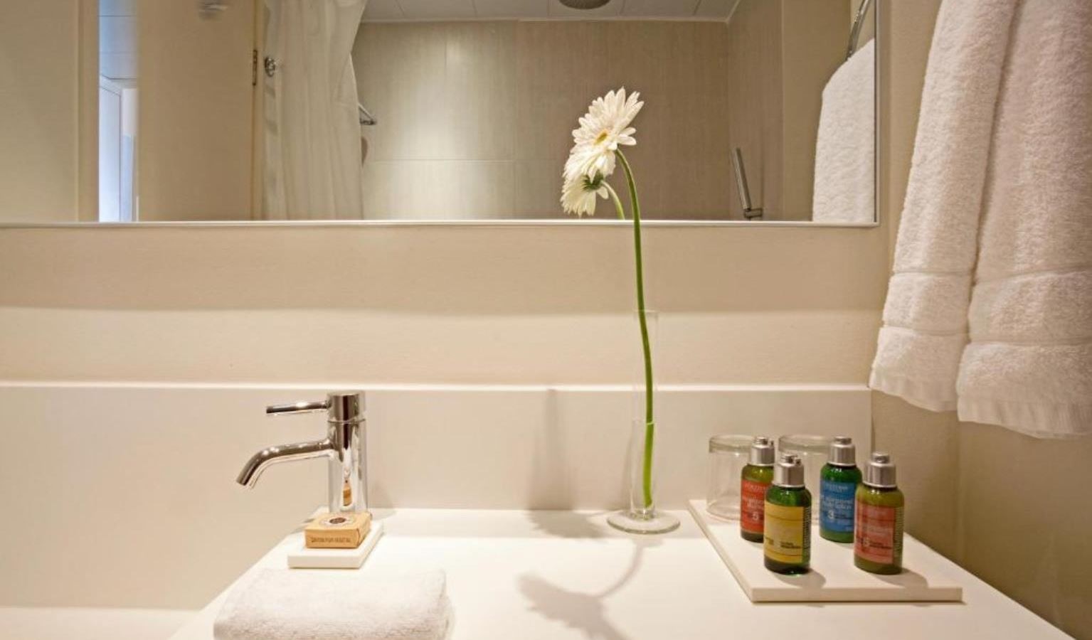 rooms-triple-standard-room-sea-view-balcony