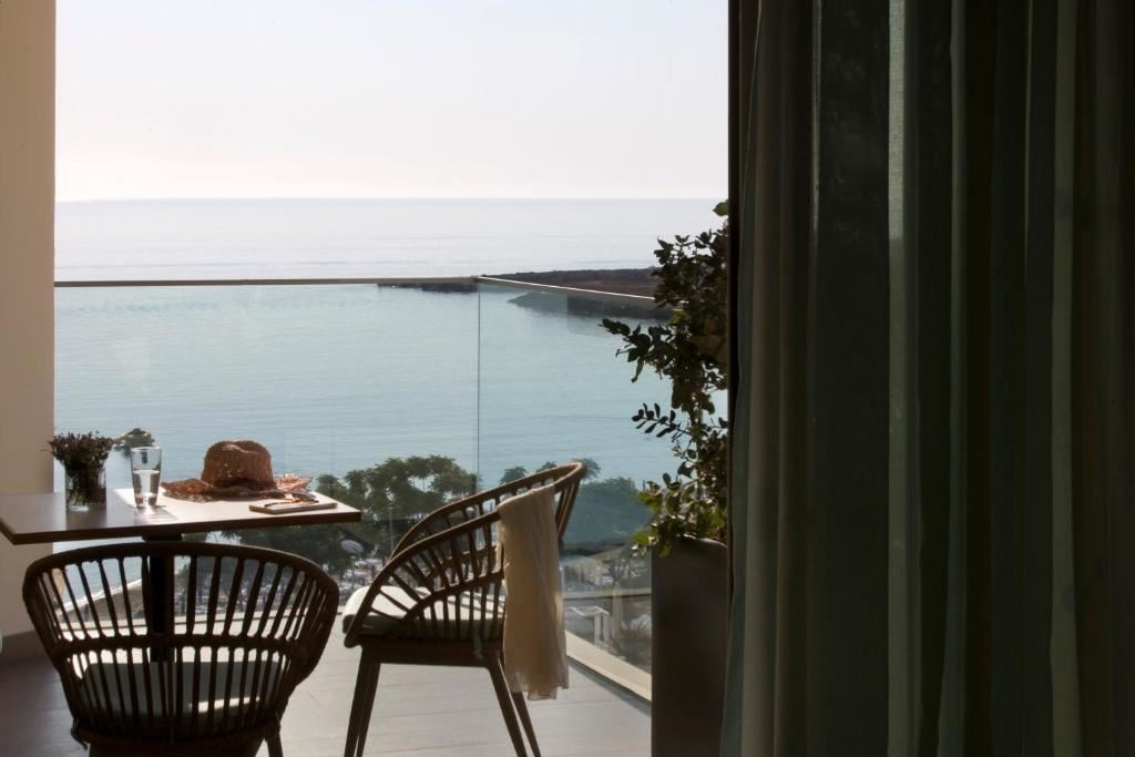 rooms-deluxe-room-sea-view-balcony