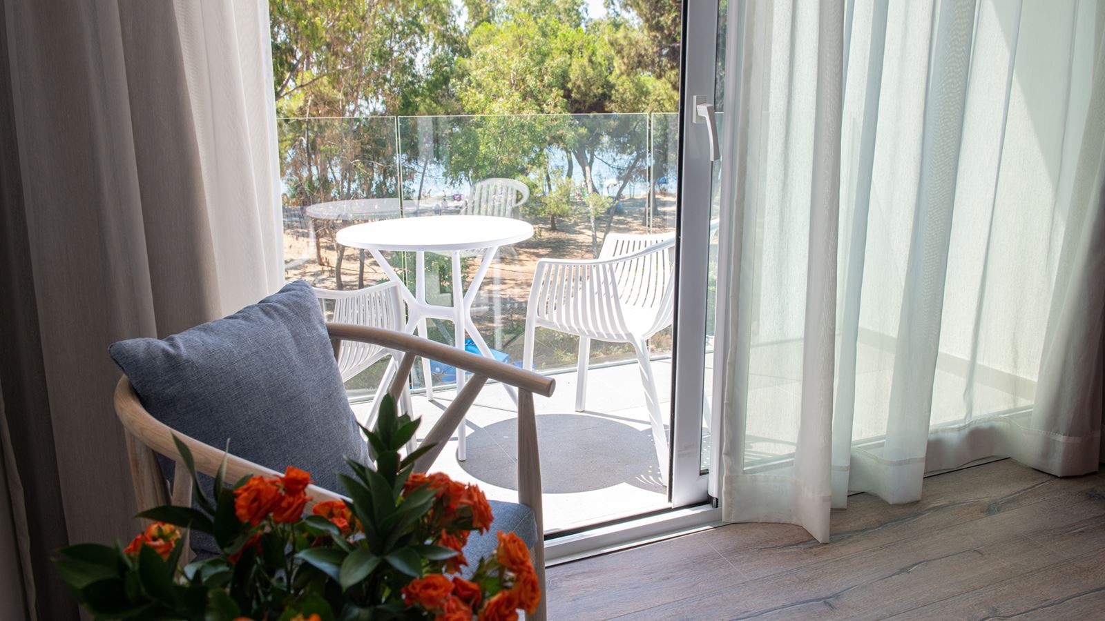 rooms-singleuse-standard-room-seaview-balcony-or-terrace