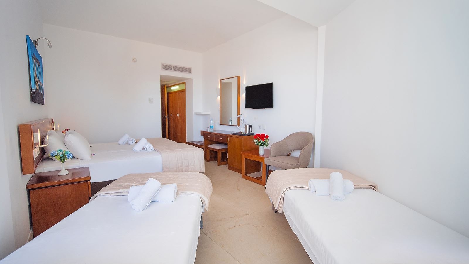 rooms-standard-room-poolview-balcony