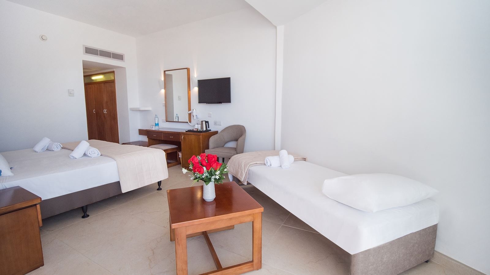 rooms-standard-room-poolview-balcony