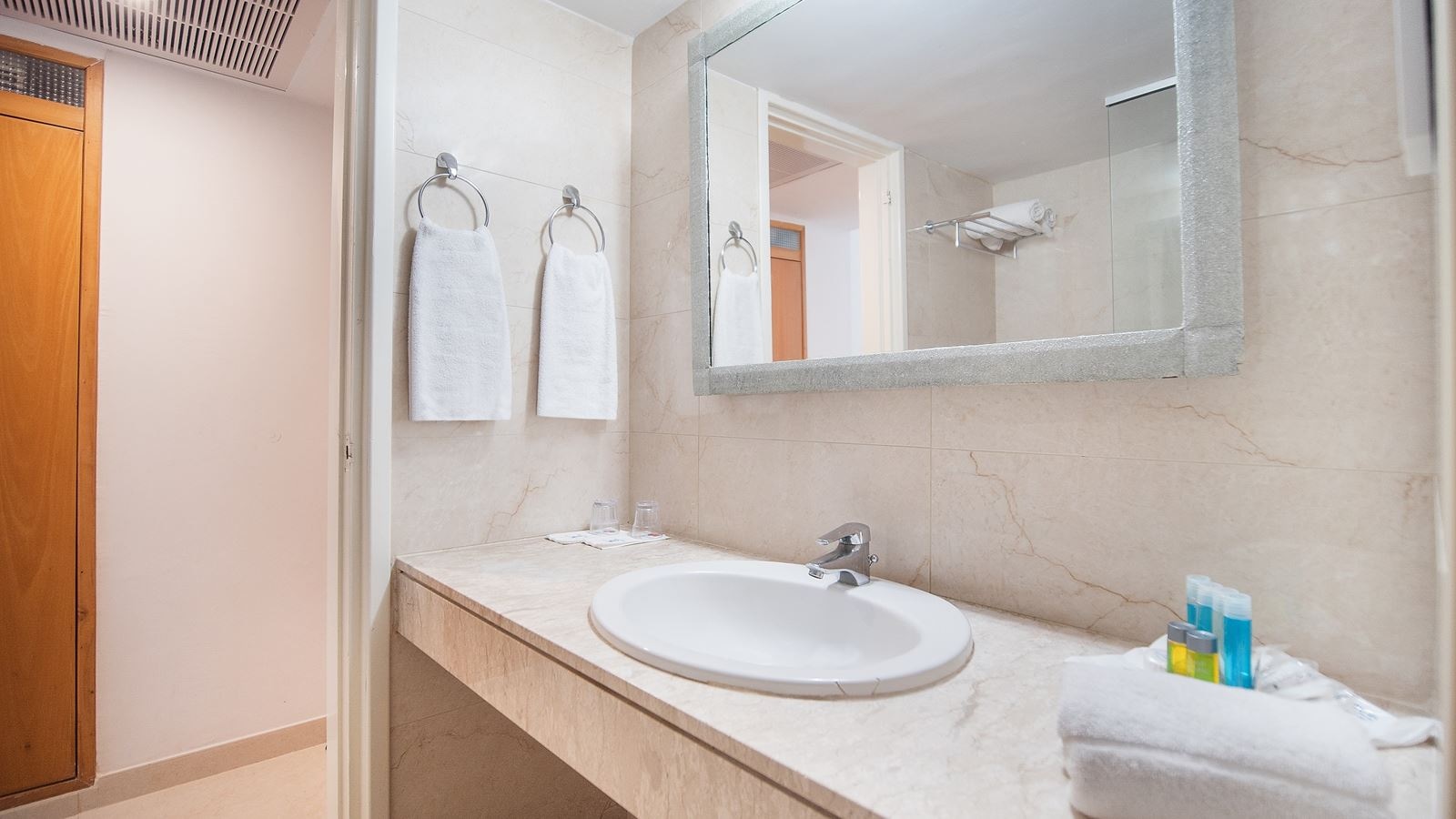 rooms-standard-room-lateral-seaview-or-poolview-balcony