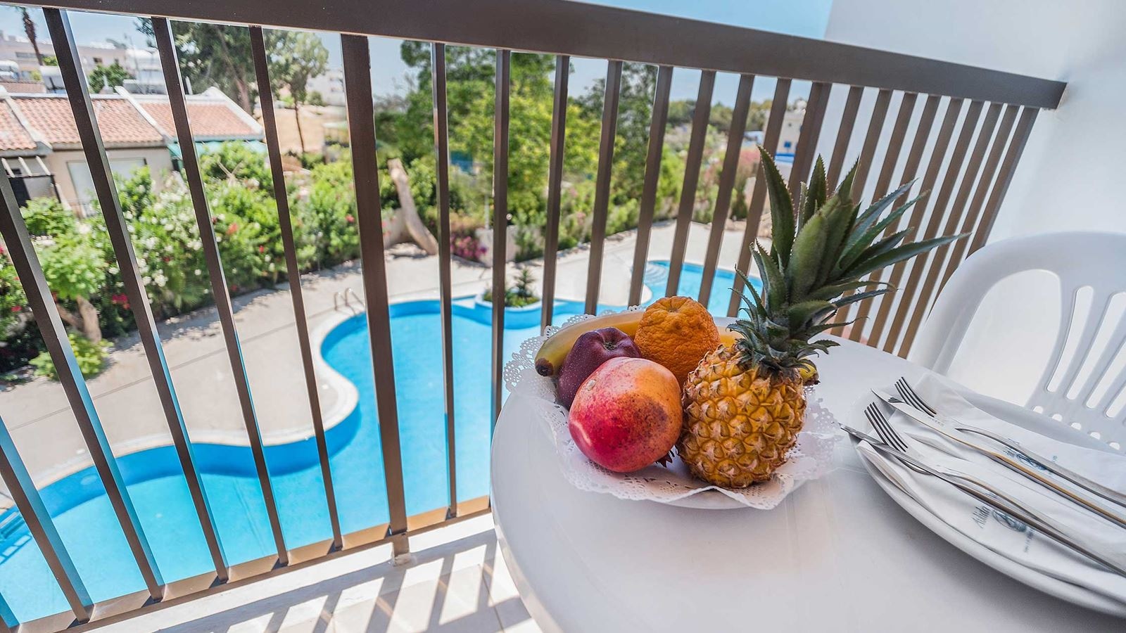 rooms-standard-double-pool-view