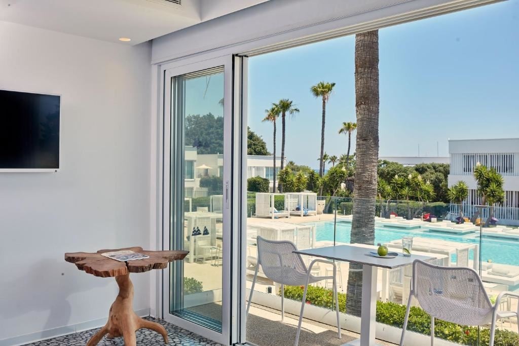 rooms-standard-room-pool-view