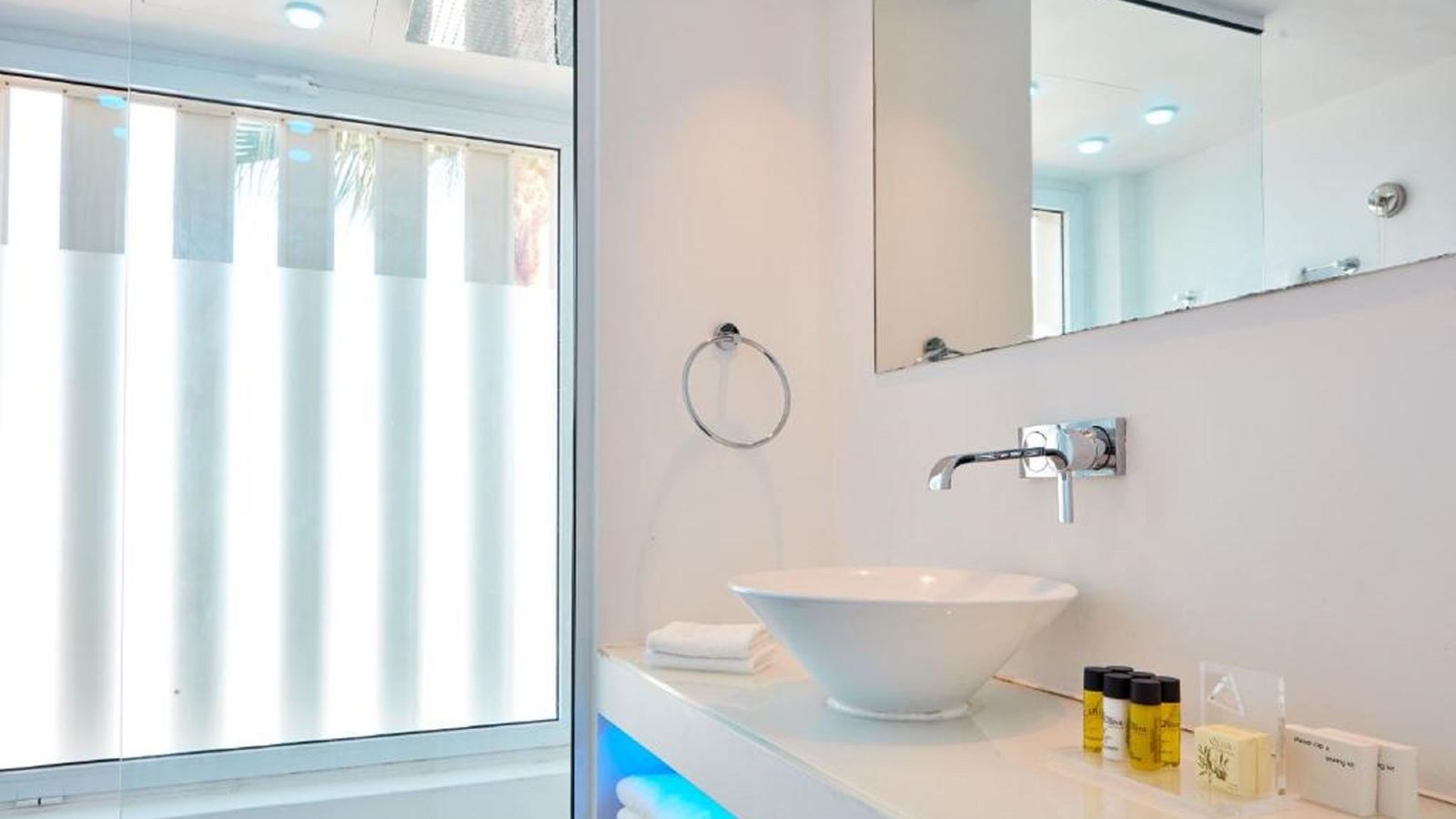 rooms-standard-room-pool-view