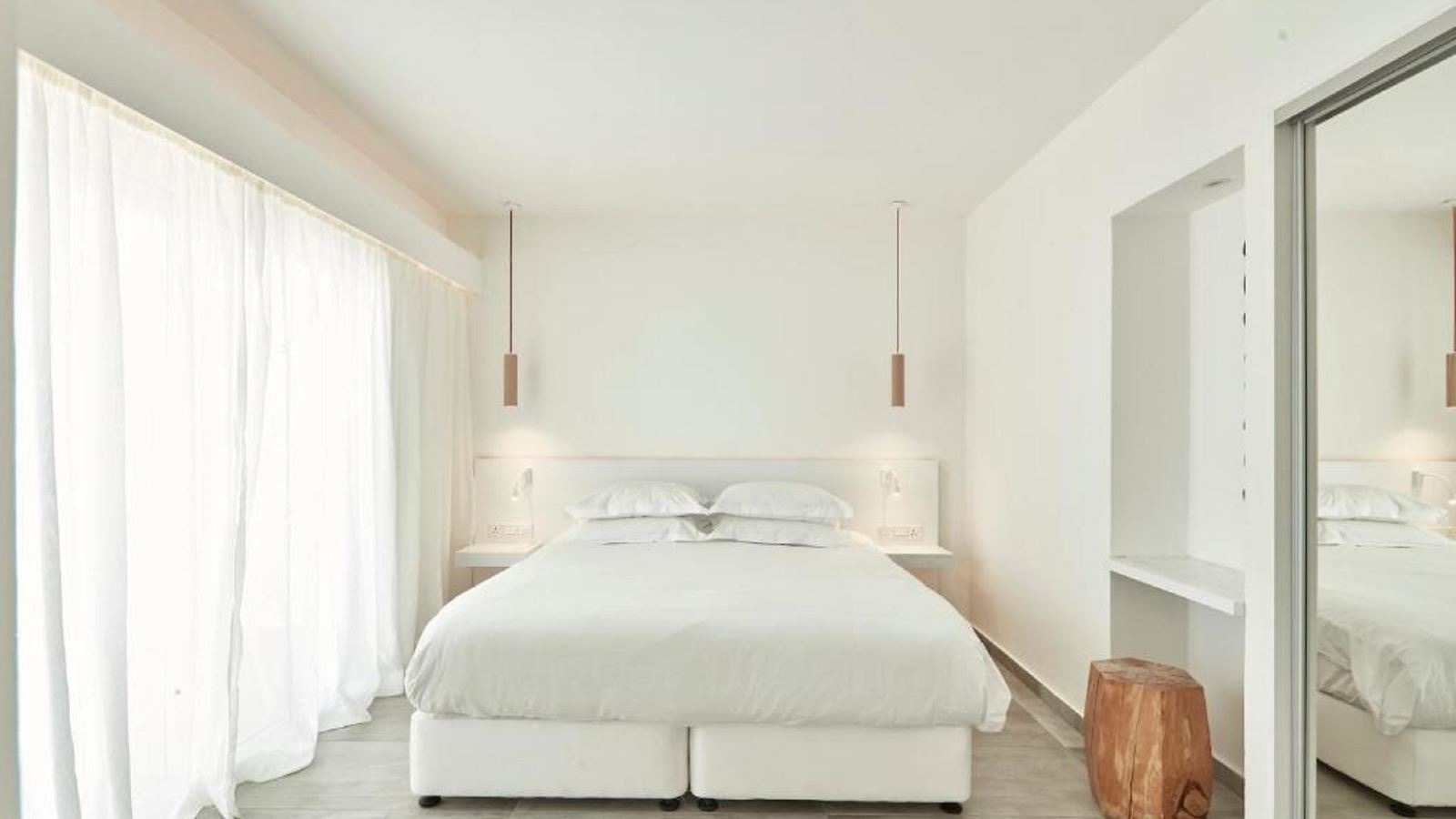 rooms-suite-deluxe-1-bedroom-pool-view