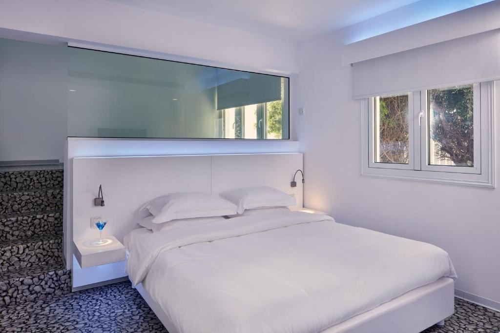 rooms-1-bedroom-deluxe-suite-poolview