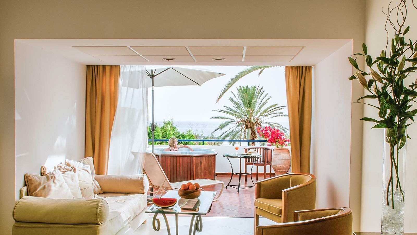 rooms-junior-suite-seaview-with-outdoor-whirlpool