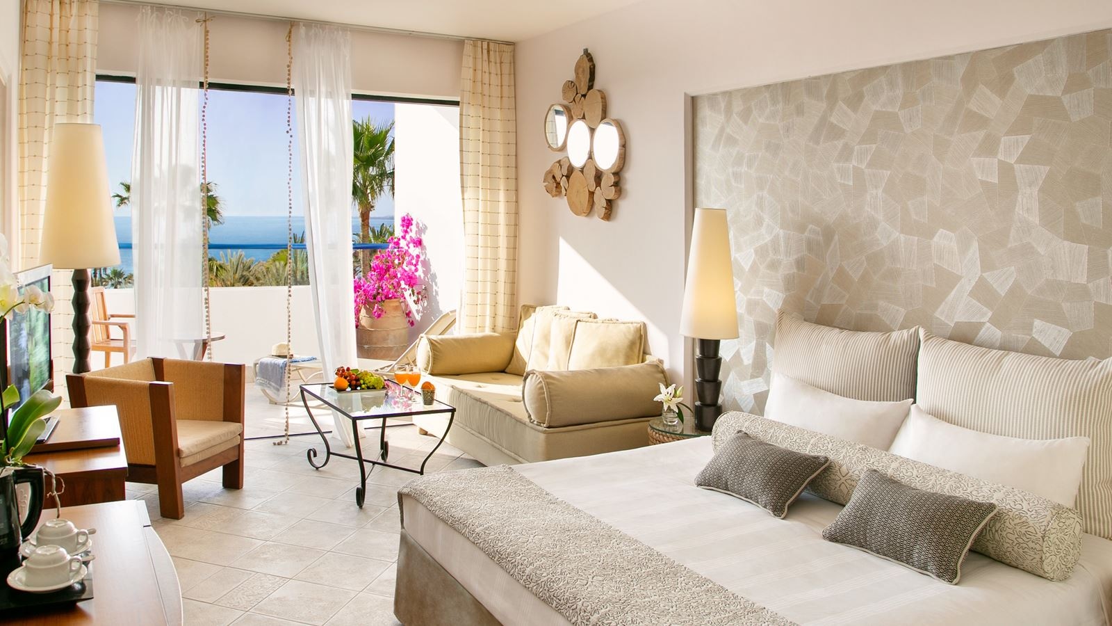 rooms-premium-deluxe-junior-suite--bathroom-with-whirlpool-bath