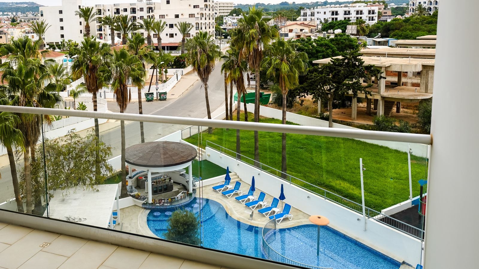 rooms-standard-room-laterial-sea-view-or-pool-view-