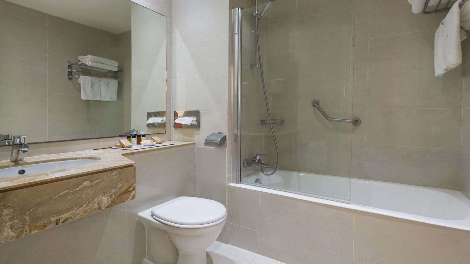 rooms-suite-with-jacuzzi