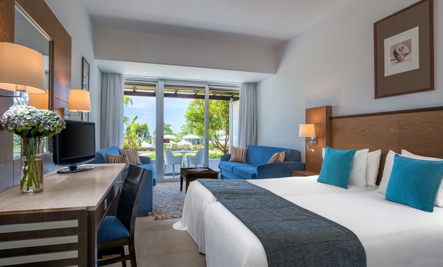 rooms-standard-familyroom-poolview