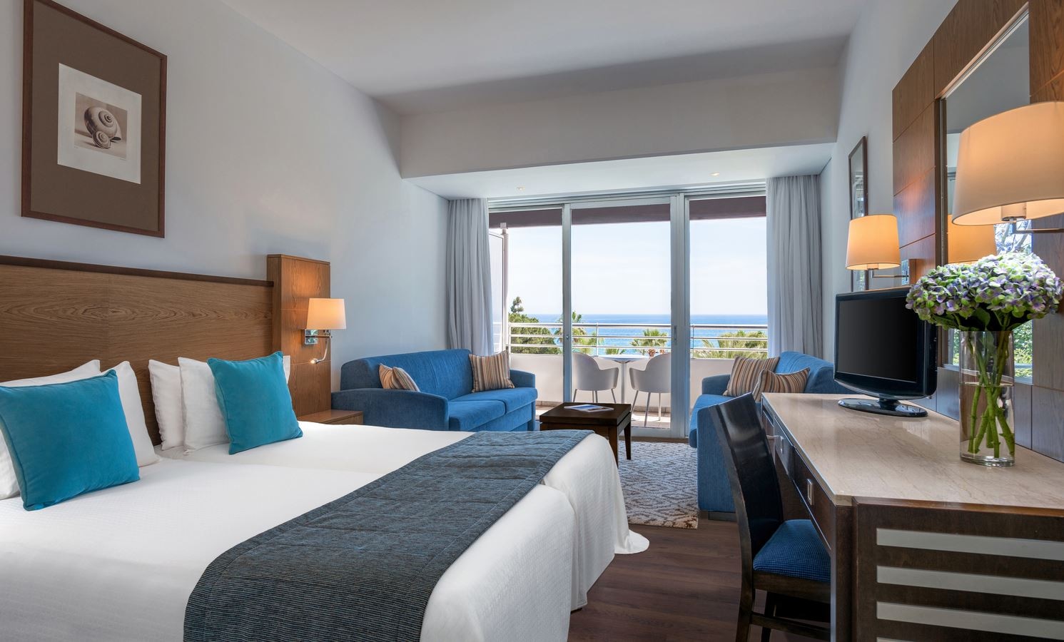 rooms-standard-familyroom-seaview