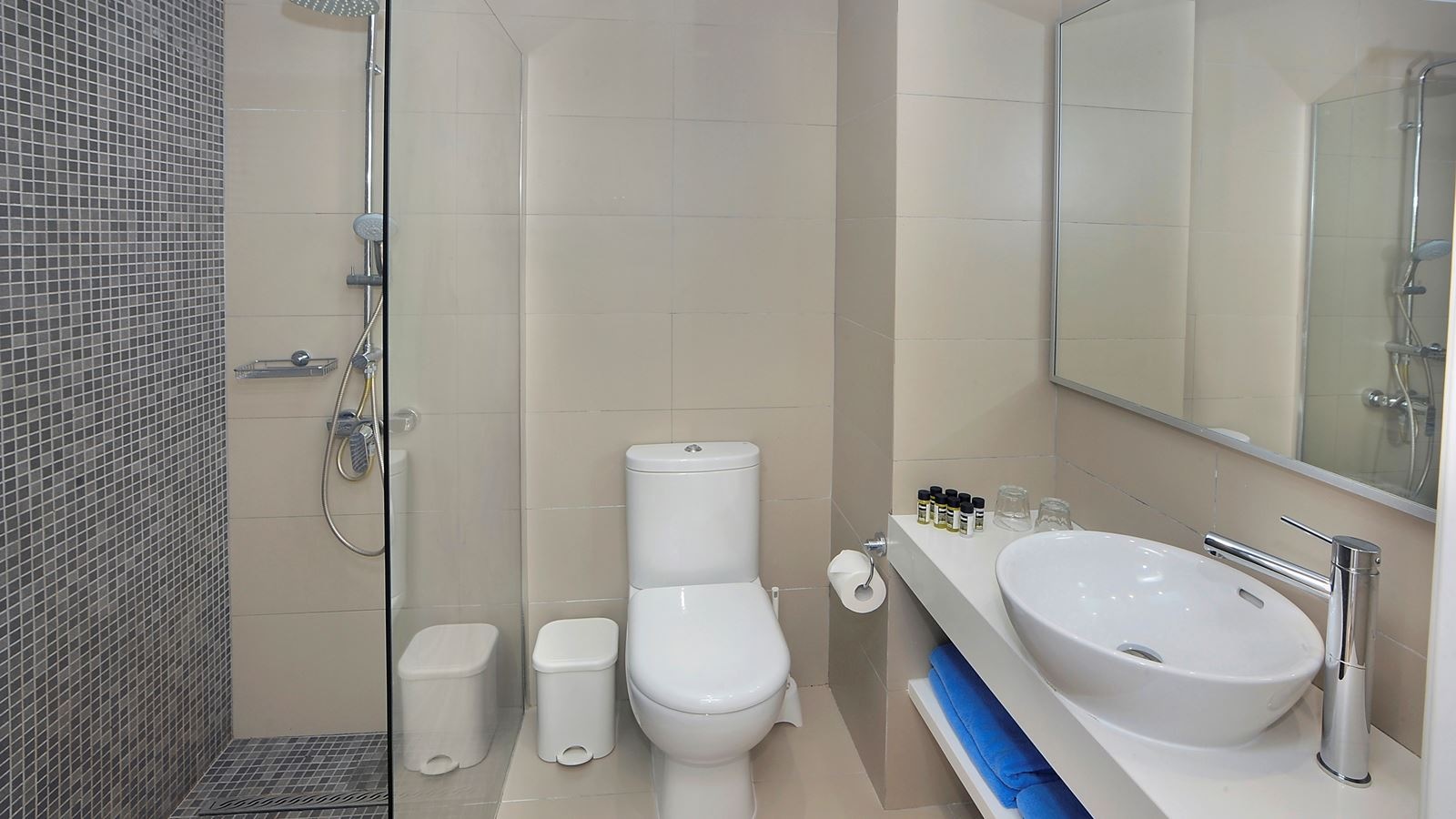 rooms-family-room--inland-view-balcony-