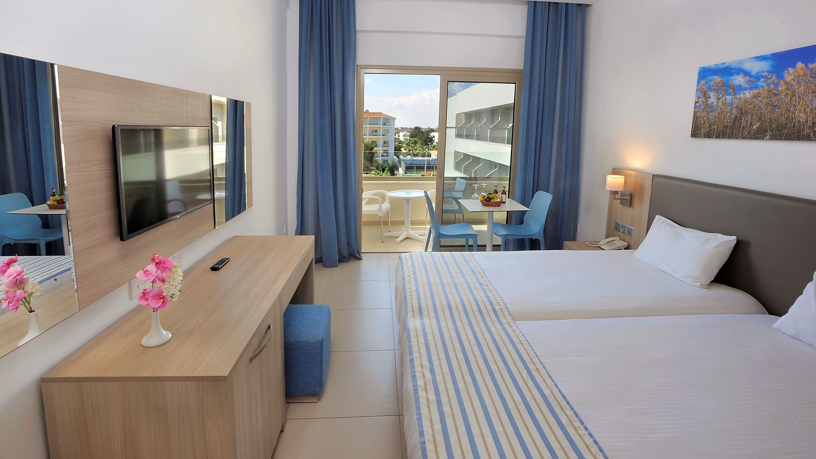 rooms-standard-room-lateralseaview-balcony