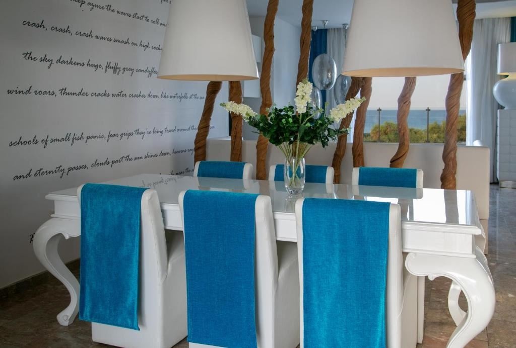 rooms-4-bedroom-standard-villa-seafront-privatepoolterrace