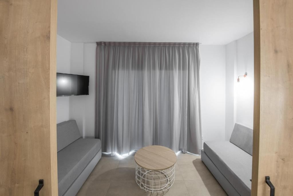 rooms-familyroom-inland-view-balcony