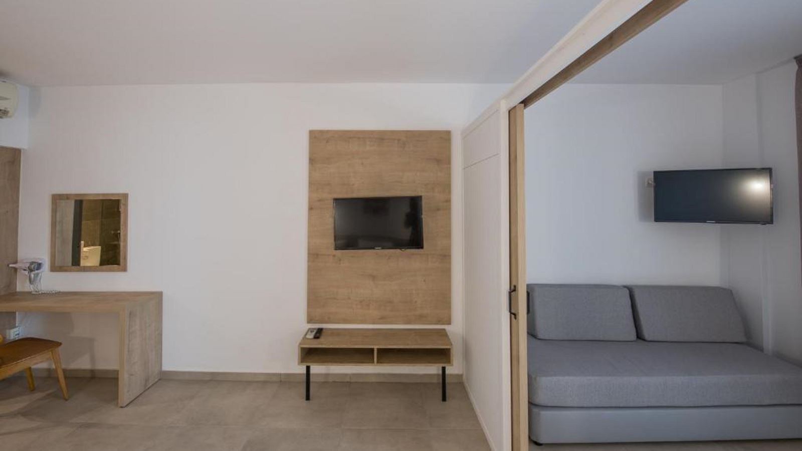 rooms-familyroom-lateralseaview-balcony