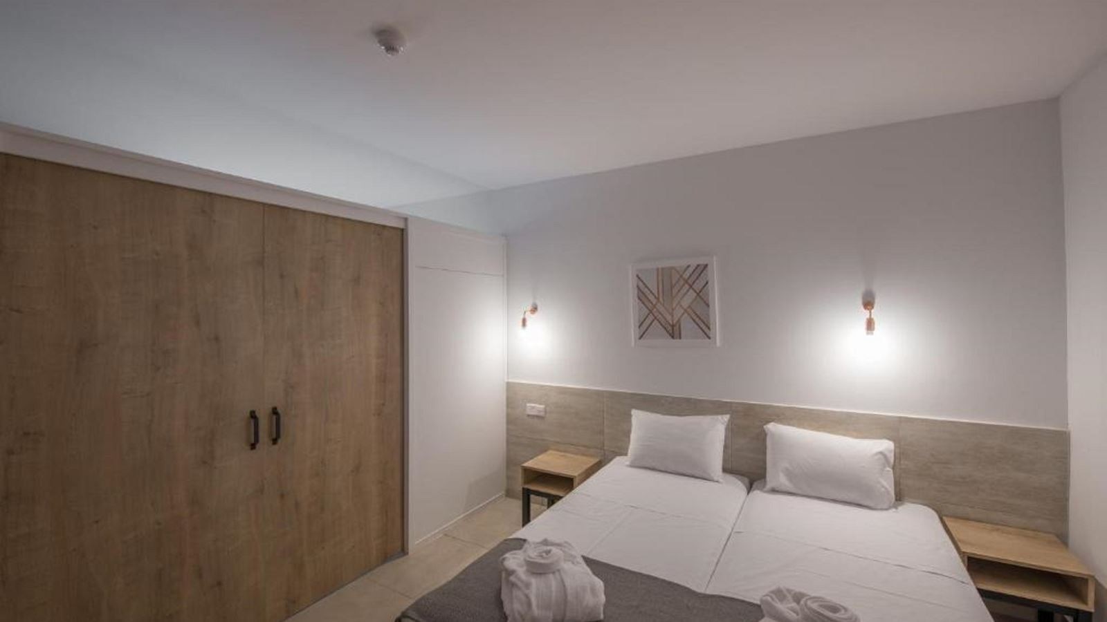 rooms-familyroom-lateralseaview-balcony