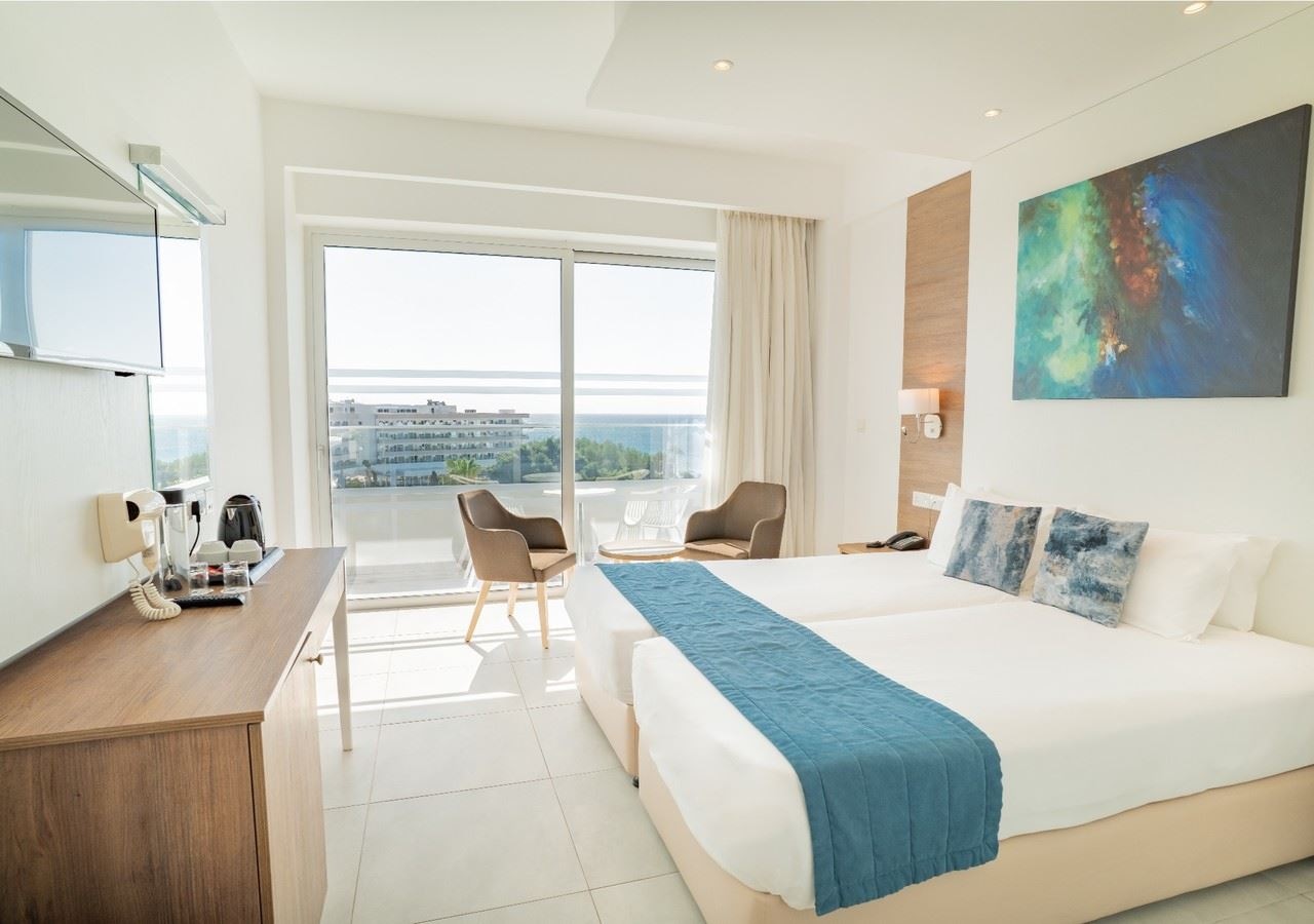 rooms-singleuse-standard-room-lateral-seaview-balcony
