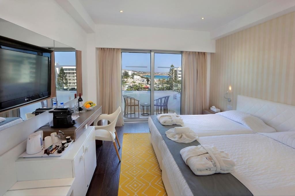 rooms-deluxe-room-lateralseaview-balcony