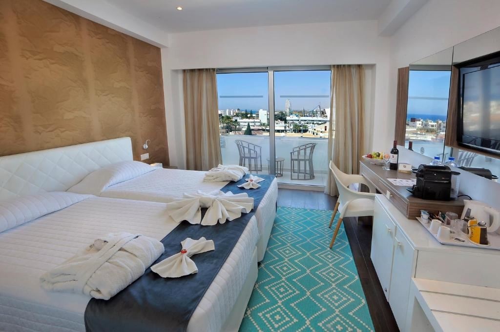 rooms-deluxe-room-lateralseaview-balcony