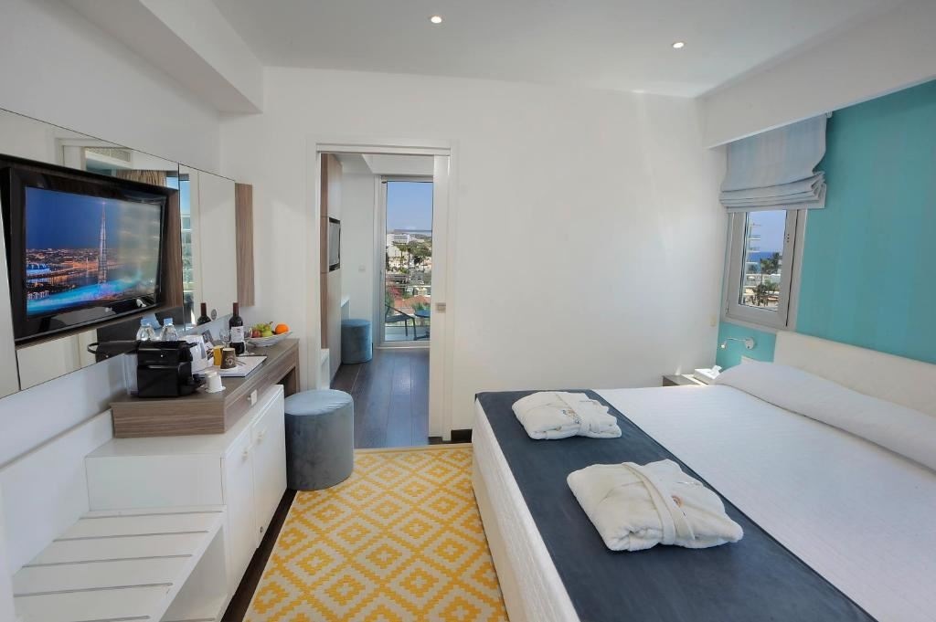 rooms-junior-suite-side-seaview