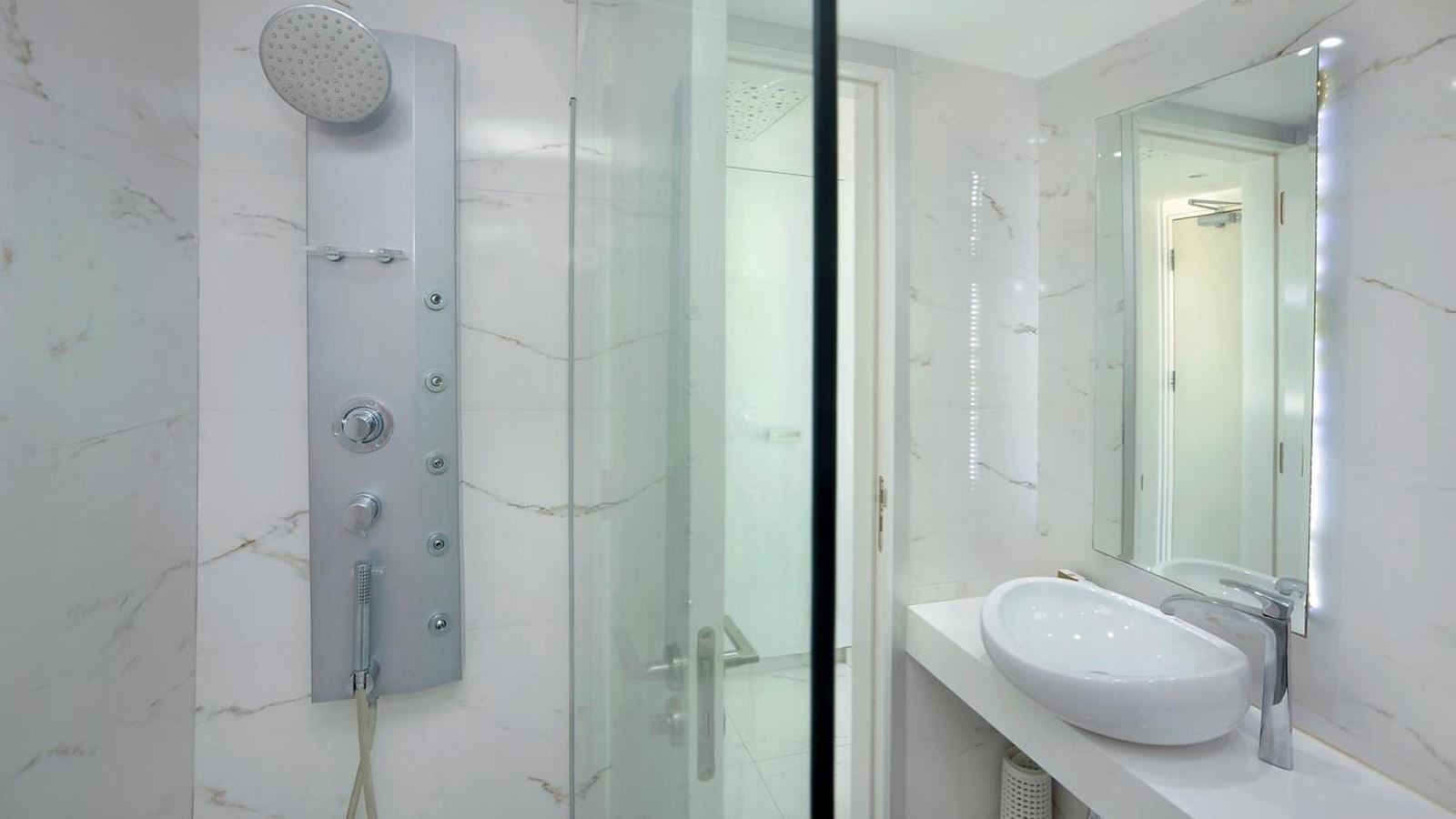 rooms-junior-suite-side-seaview