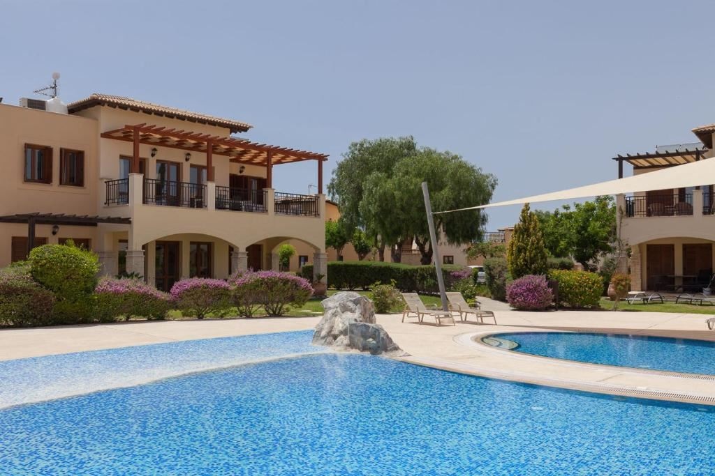 rooms-standard-apartment-sharedpoolterrace