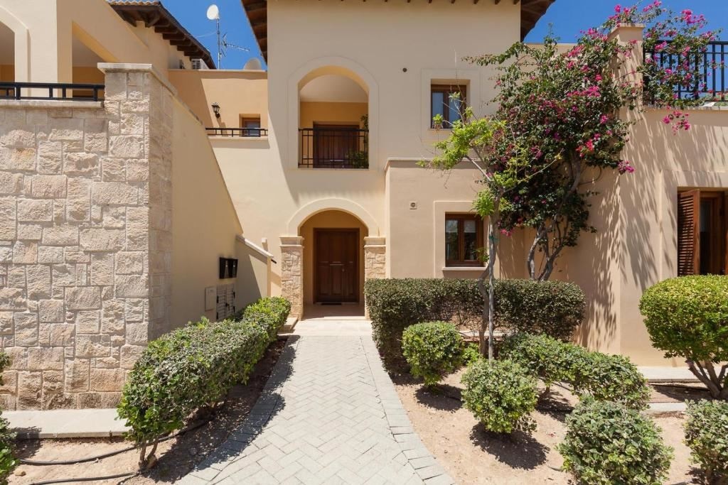 rooms-3-bedroom-standard-apartment-sharedpoolterrace