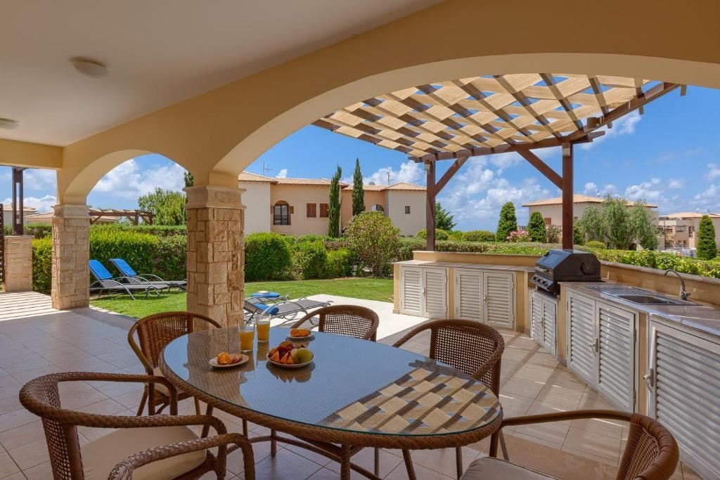 rooms-3-bedroom-standard-apartment-sharedpoolterrace