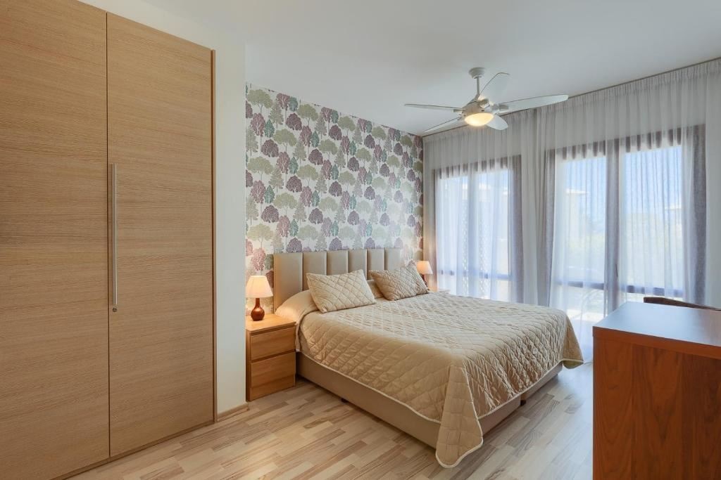 rooms-3-bedroom-standard-apartment-sharedpoolterrace