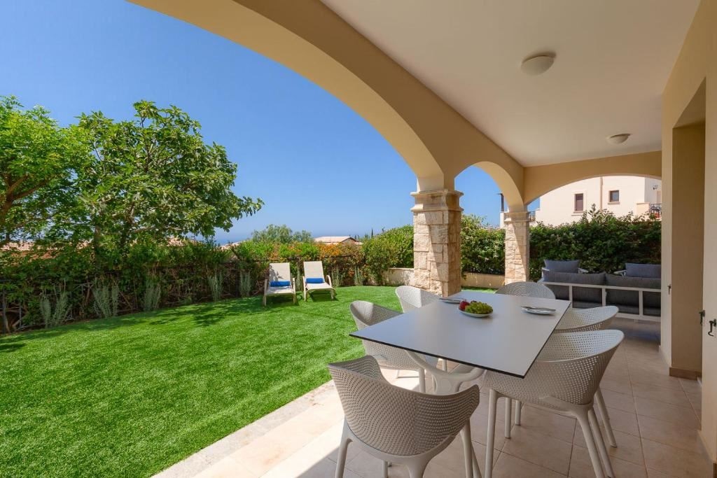 rooms-3-bedroom-standard-villa-sharedpoolterrace